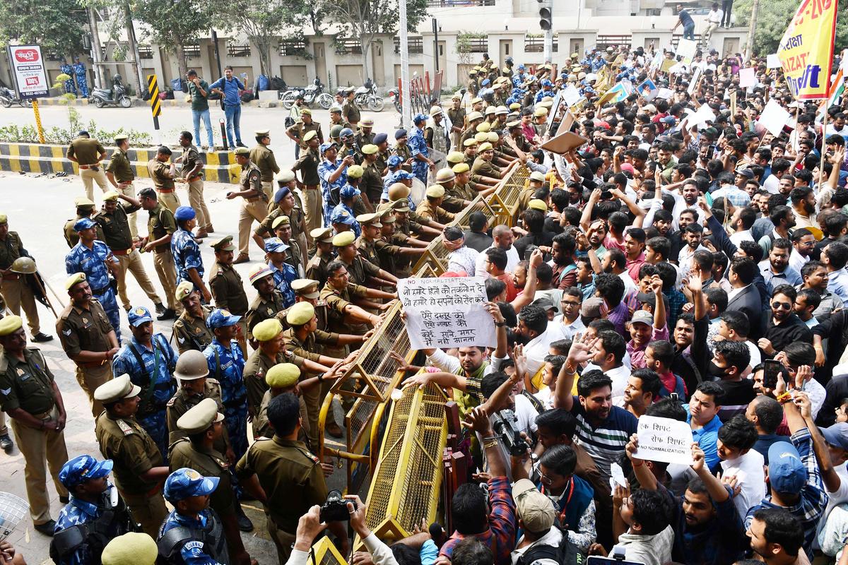 UPPSC Aspirants Protest in Prayagraj, Demand Unifo