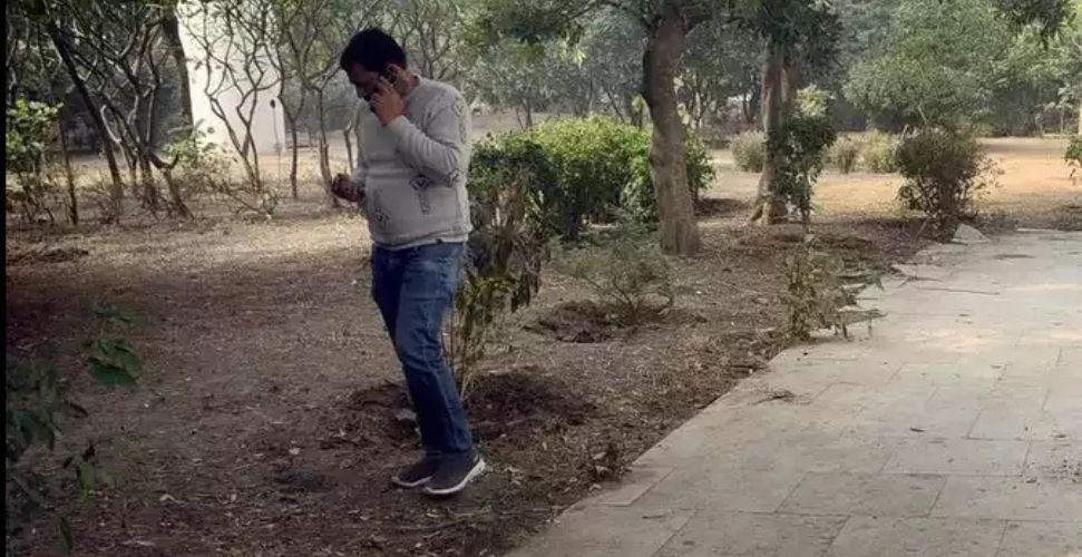 Ghaziabad Murder Mystery: Young Woman's Stabbed Body Found in Park, Investigation Intensifies