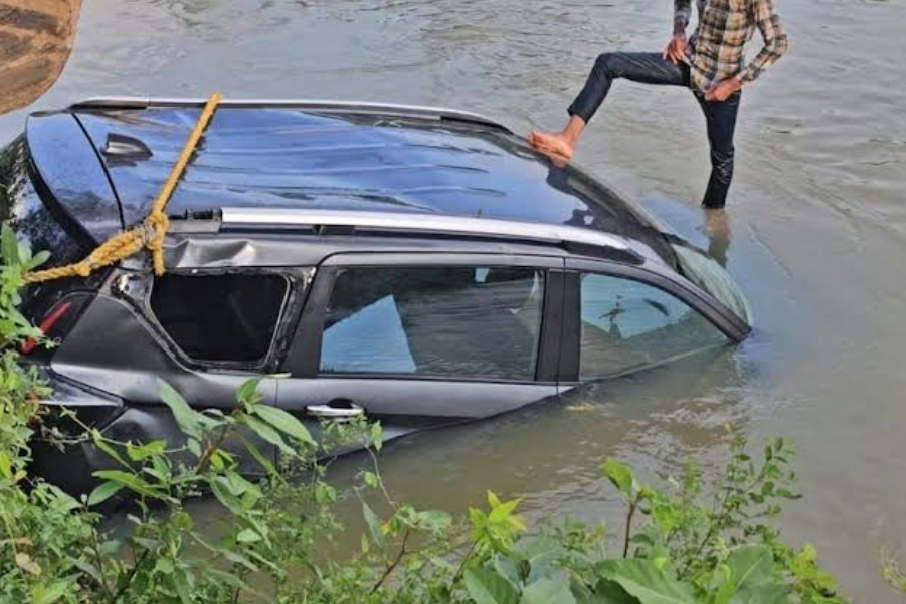 Bhopal Tragedy: Two Young Men Lose Their Lives in Car Accident While Filming a Social Media Reel, One in Critical Condition