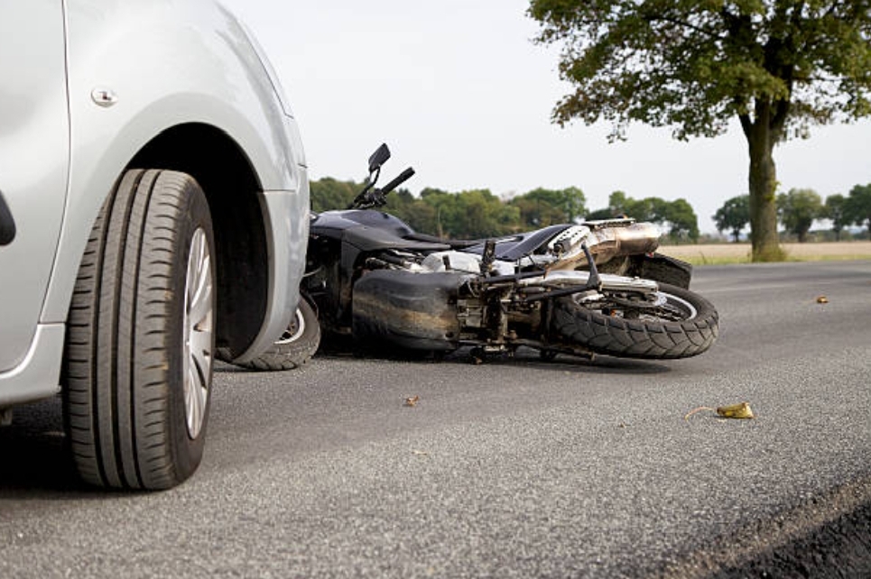 Haridwar Incident: Motorcyclist Dragged for Over a Kilometer Following Vehicle Collision; Driver Flees Scene, Victim in Critical Condition