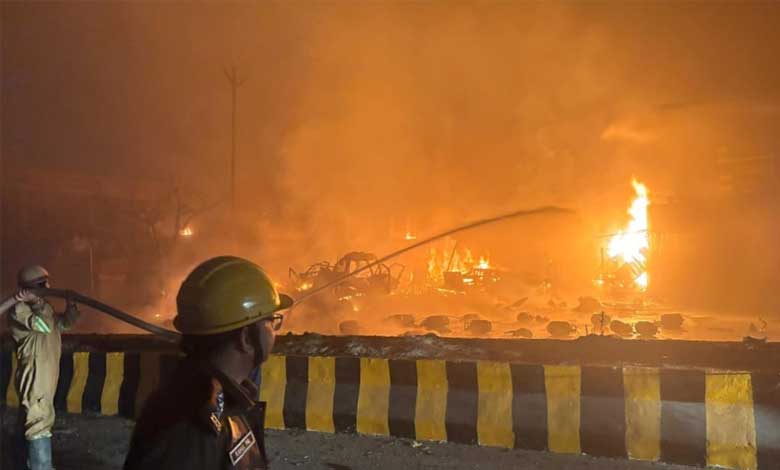 Ghaziabad: Truck Carrying Over 60 LPG Cylinders Catches Fire, Triggers Massive Explosions, Shops and Vehicles Destroyed