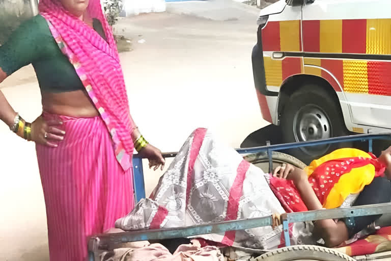 Madhya Pradesh Woman Forced to Deliver on Handcart