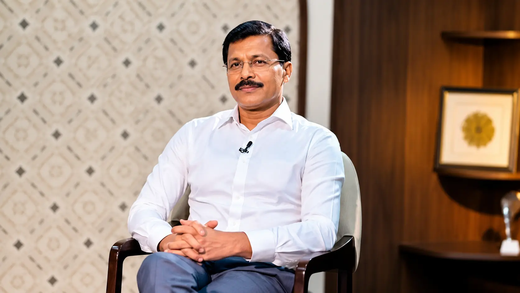 Viral: Standing ovation for Tukaram Mundhe