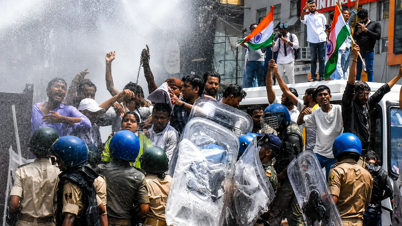 Bihar BPSC Protest: Students Clash With Police During Raj Bhavan March in Patna